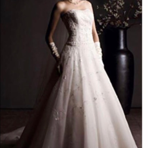 Make me an offerOleg Cassini Wedding dress Size 4 - Picture 3 of 8